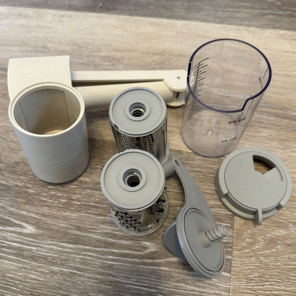 PAMPERED CHEF #1275 Rotary Cheese Grater (Coarse & Fine Blade) w/#1278 Dispenser - Picture 2 of 5